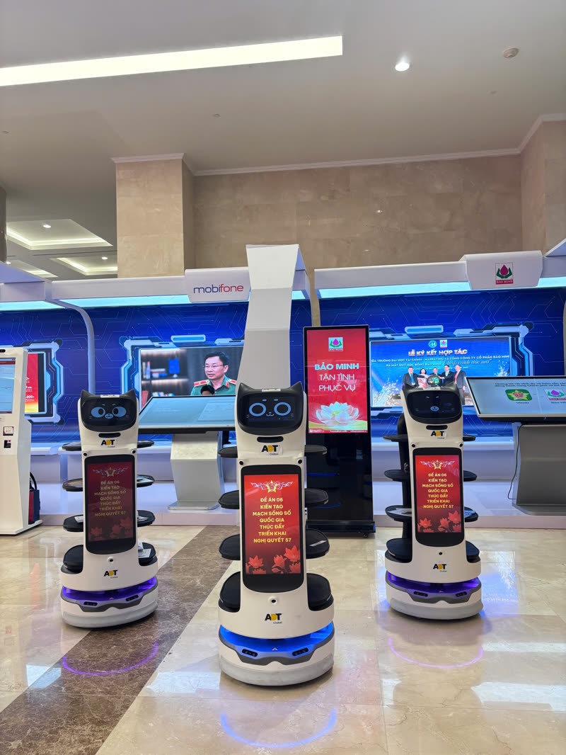 Robot dán decal nội dung sự kiện Đề án 06