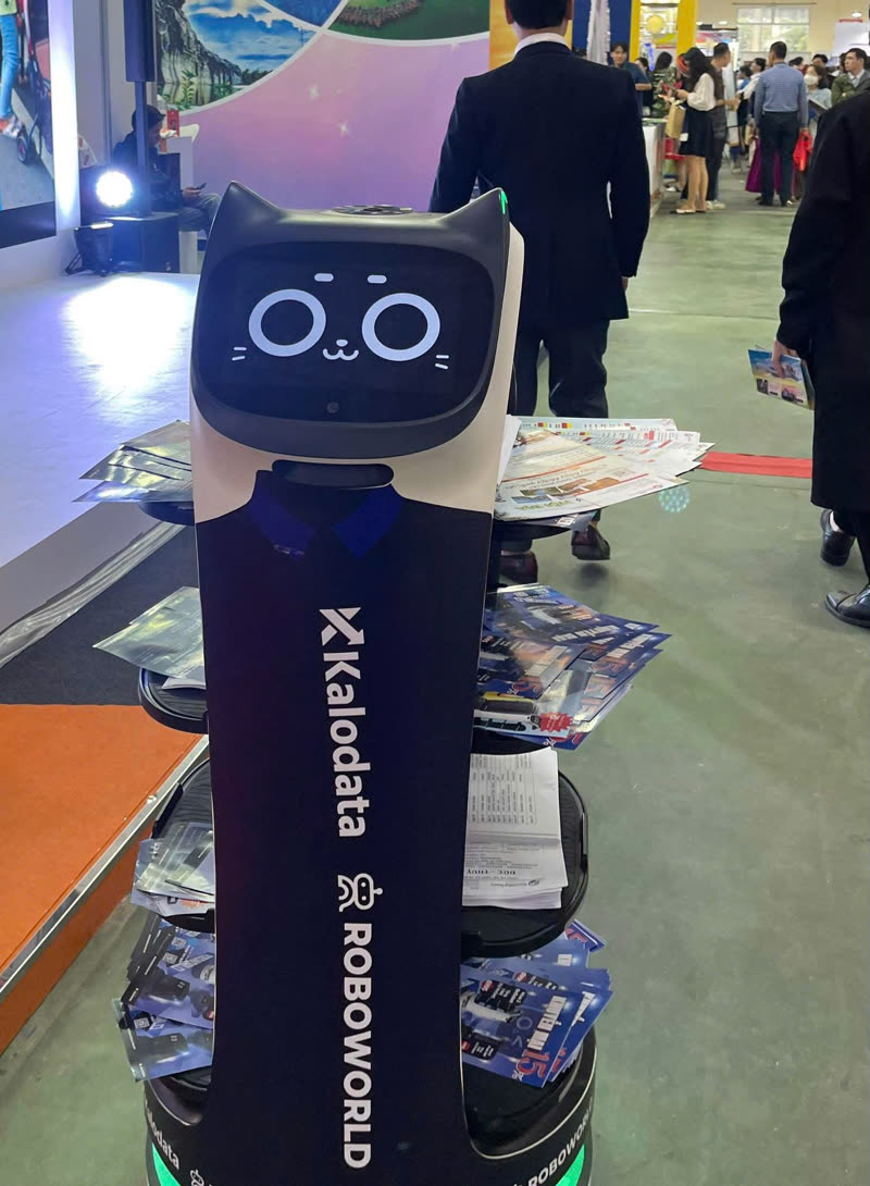 Robot phát tài liệu tại hội chợ triển lãm VEC